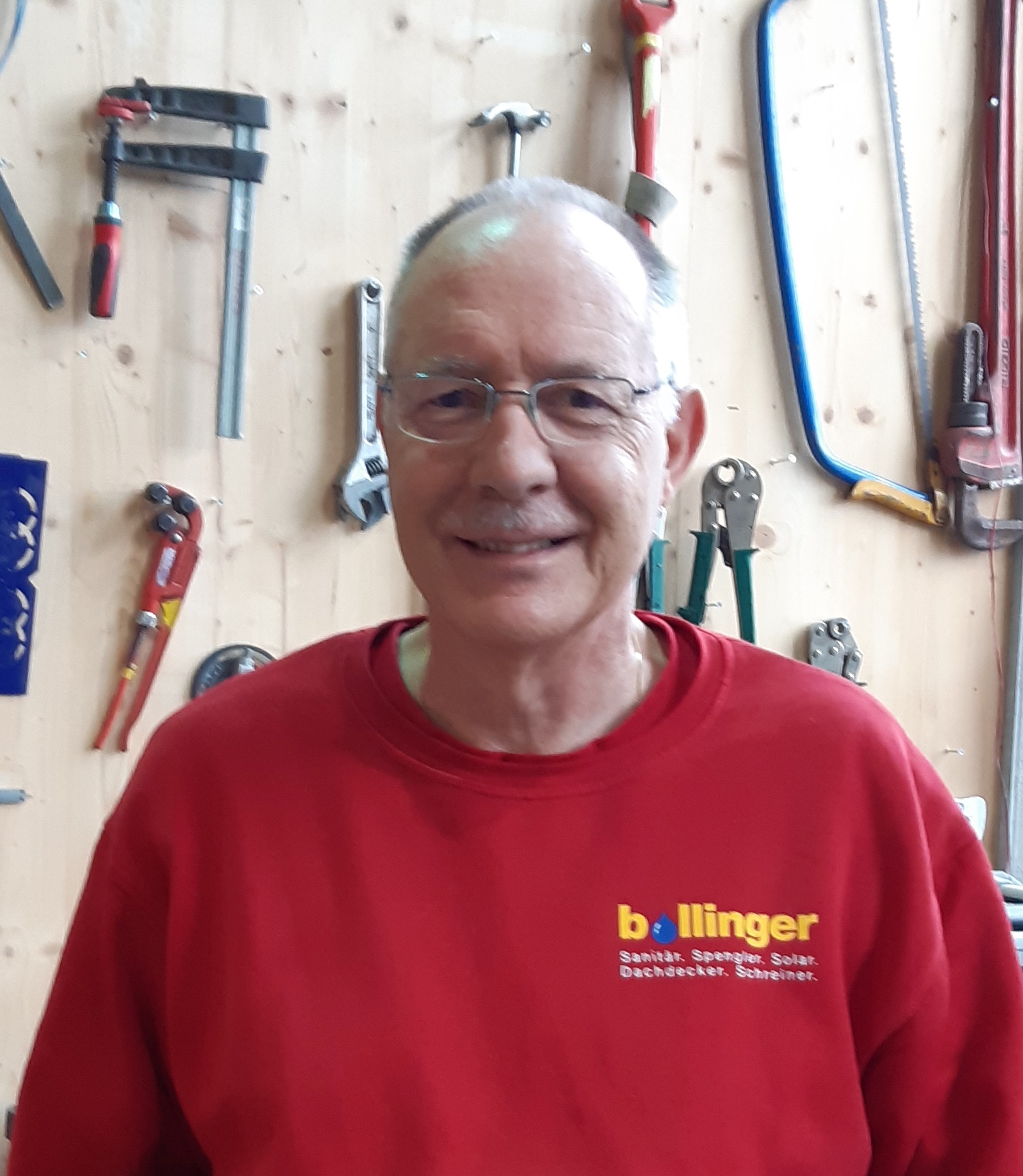 Professioneller Sanitär bei der Installation eines neuen Waschbeckens in einem modernen Badezimmer – Sanitäre Dienstleistungen in Schaffhausen